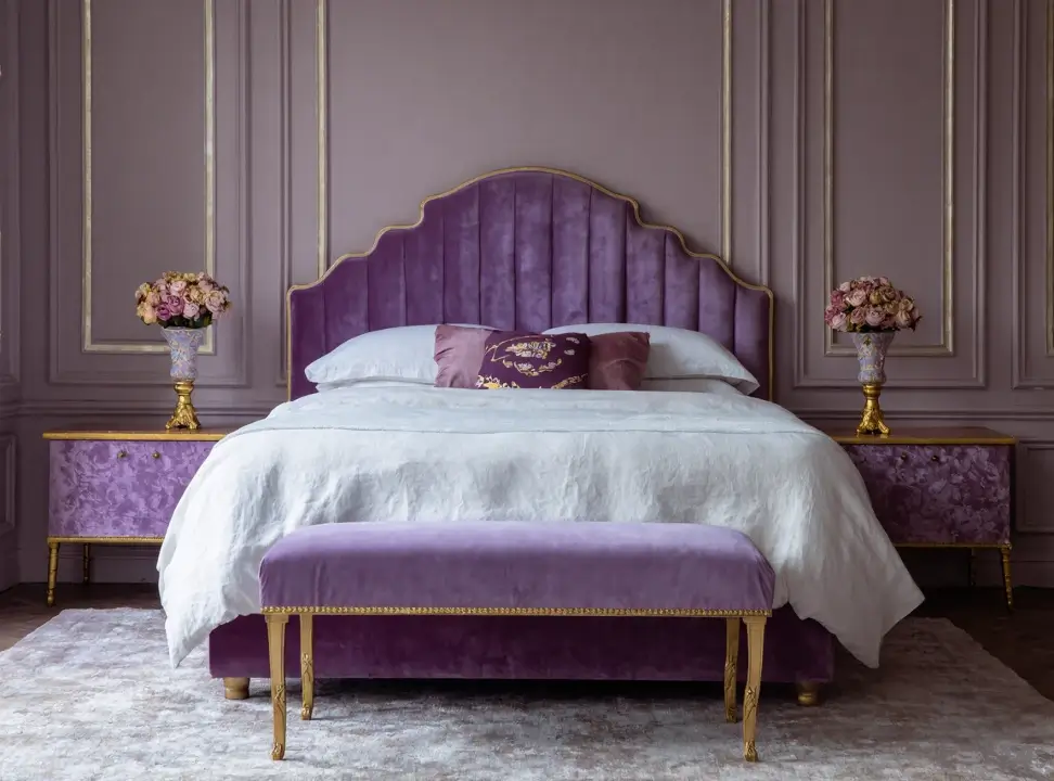 Camera da letto con arredi lilla e dettagli dorati.